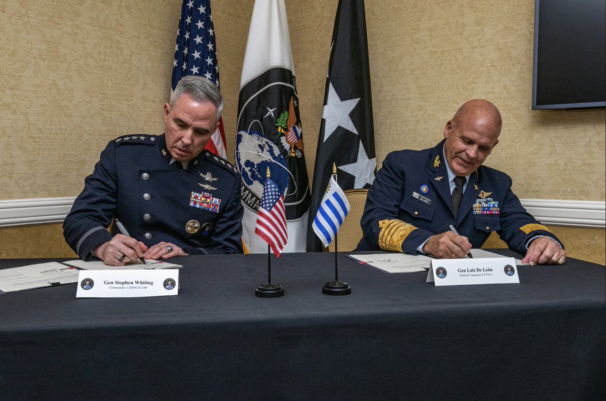 Gen. Stephen Whiting, #USSPACECOM commander, & Gen. Luis H. De León Pepelescov, Chief of the @Fuerza_aerea_uy signed a Space Situational Awareness sharing agreement at #39Space, enhancing the safety & sustainability of spaceflight for all. 🇺🇸 🇺🇾 tinyurl.com/27h4fcsy