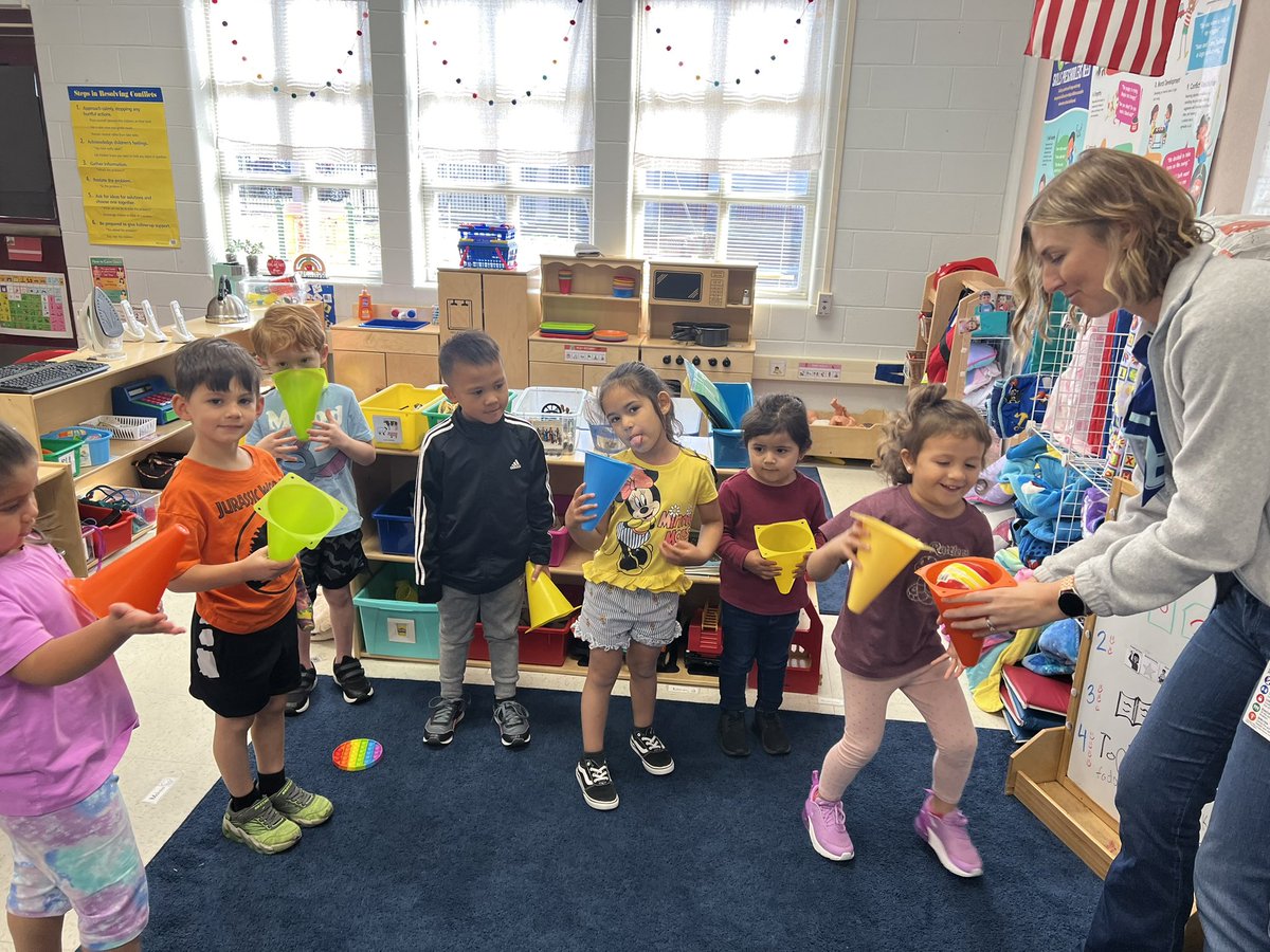 For #woyc2024 Work Together Wednesday, we read Should I Share My Ice Cream and worked together to “share”! @NMykah @Ms_AmandaGuerra @NISDRabaES @NISD_ECE @NAEYC