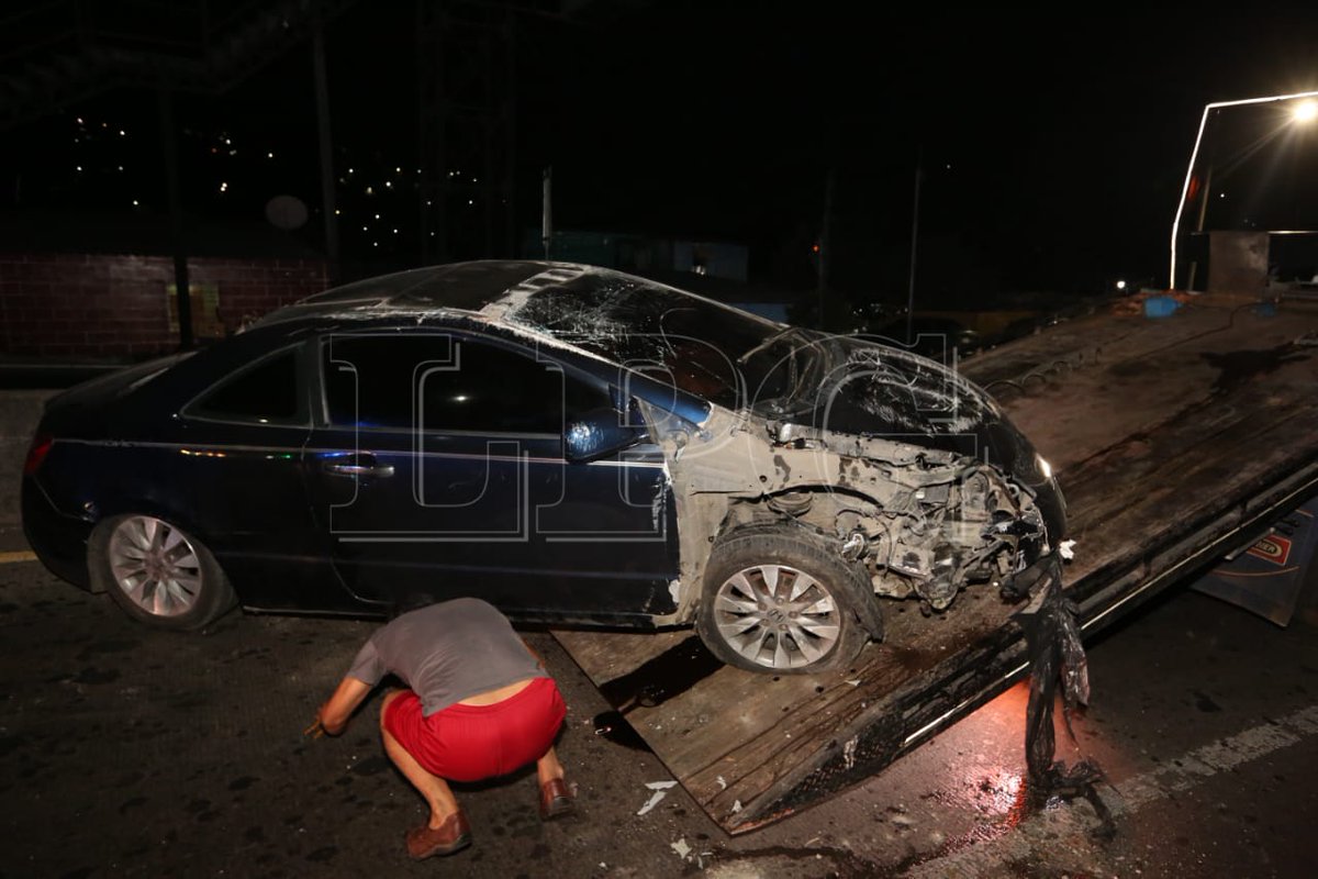 El conductor del vehículo placas P 66-379 impactó anoche con la base de una pasarela y volcó en el kilómetro 5 de la Troncal del Norte. La víctima identificada como Edwin Cubias resultó con lesiones leves y fue atendido por el Sistema de Emergencias Médicas. 📸 Francisco Alemán