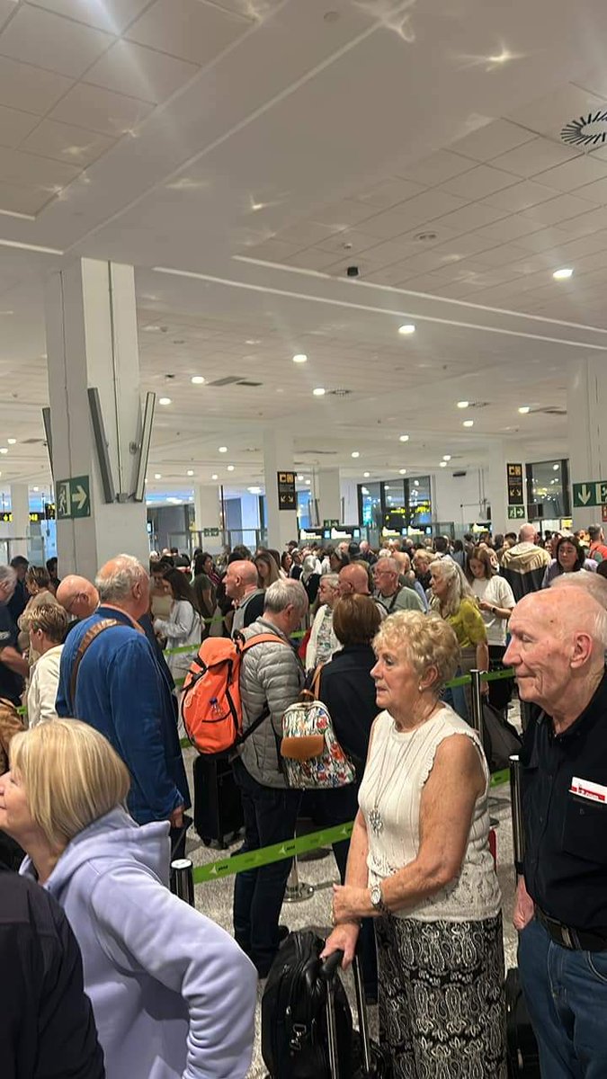 Brits stuck in queues at passport control Malaga airport #Brexit makes passage through European airports painfully long as all non-EU passports have to be stamped in and out. Never let Tory tub-thumpers tell you UK passport is better than European one! *Liars* #GetBrexitUndone