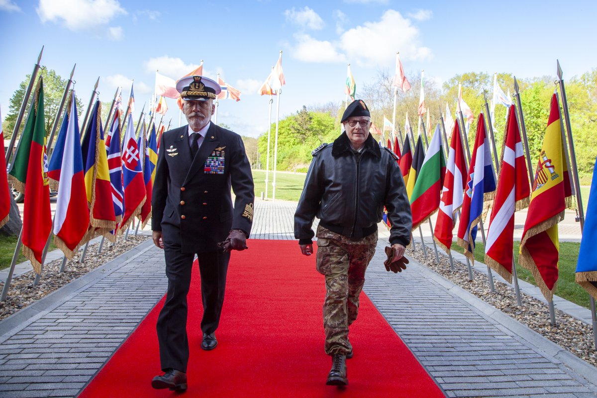 #HappeningNow Commander JFCBS General Guglielmo Luigi Miglietta has welcomed Admiral Giuseppe Cavo Dragone, 🇮🇹 Chief of Defence and designated Chair of the NATO Military Committee to JFCBS. #WeAreNATO | #StrongerTogether