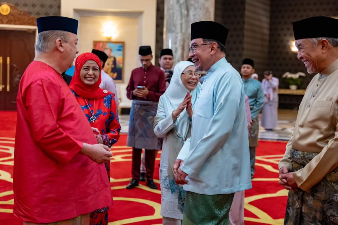 Merafak sembah dan menjunjung kasih atas perkenan Yang di-Pertuan Agong Sultan Ibrahim menerima kunjungan ke Majlis Ramah Mesra Hari Raya Aidilfitri di Istana Negara hari ini.