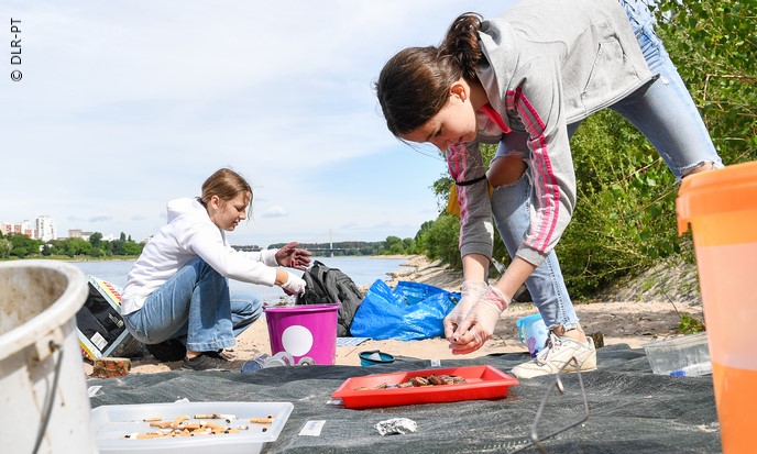 Hey young explorers! Ever dreamed of being a scientist? 🧪🧑‍🔬 Thanks to @PlasticPirateEU, an #EUfunded project, kids can become scientists for a day to help study plastic pollution in rivers and oceans. 🏴‍☠️ Learn how 👉 europa.eu/!ywhgmp #MarineLitter
