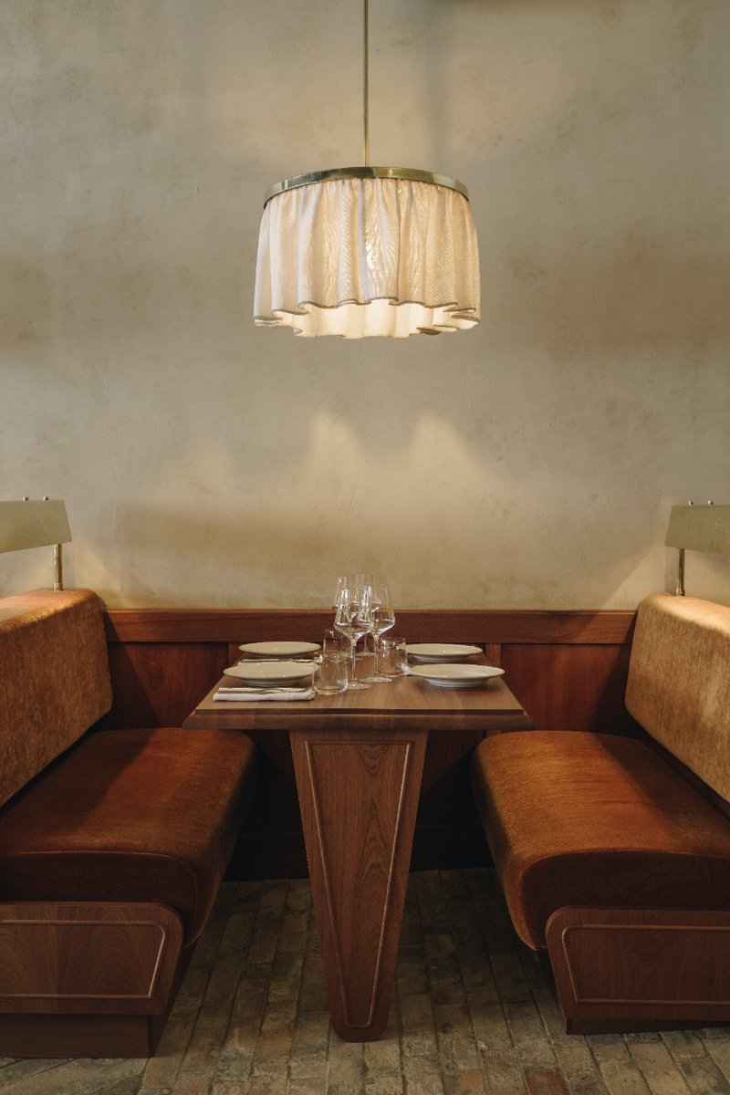 The dining room has been designed to feature lush banquettes in warm blood-orange mohair fabric and restored antique tables and chairs by Guillerme et Chambron.

Read more here: b3designers.co.uk/portfolio/proj…

#B3Designers