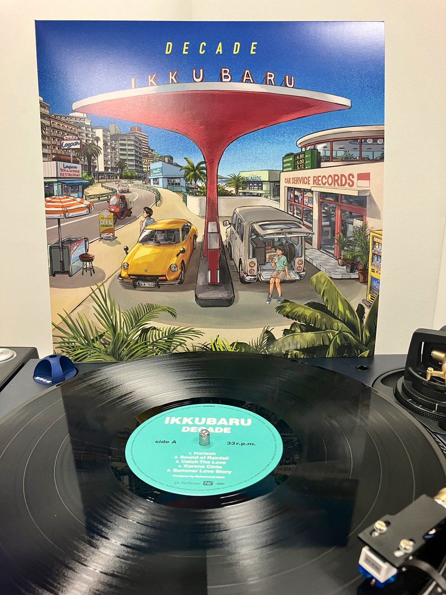 【アイテム紹介】
#IKKUBARU -DECADE

現在のCITY POPブームを牽引するインドネシアのポップバンドのアルバムデビュー10周年を記念した、約4年ぶりとなる全世界待望の3rdアルバム‼️

『音盤紀行』 #毛塚了一郎 先生の描き下ろしイラストも必見🫵

#レコードストアデイ　
recordstoreday.jp/item/hyca-8070/