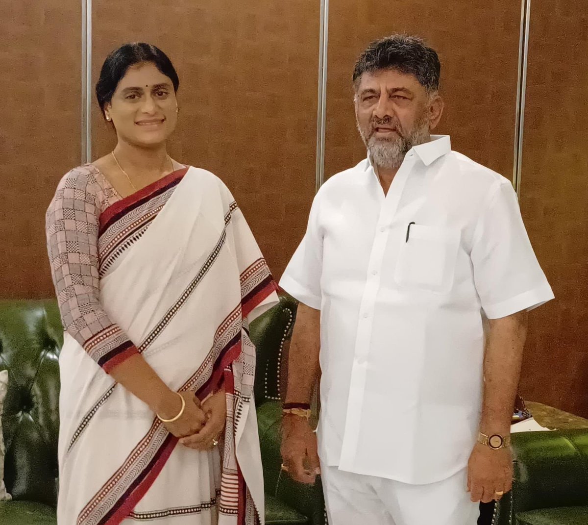 బెంగళూరులో కర్ణాటక డిప్యూటీ సీఎం డీకే శివకుమార్ ని కలిసిన ఏపీ పీసీసీ చీఫ్ షర్మిల

APPC Chief Sharmila met Karnataka Deputy CM DK Shivakumar in Bengaluru

@DKShivakumar 
@realyssharmila
