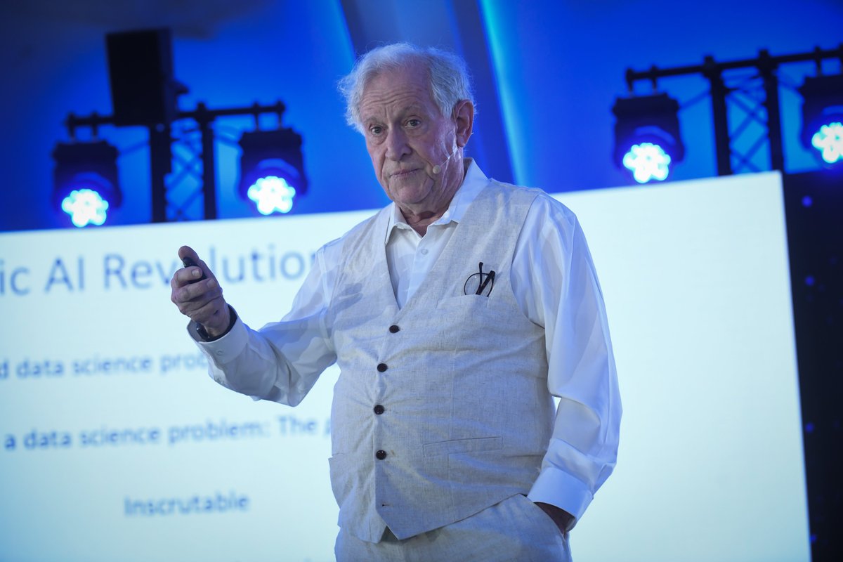 Futuristofthey's tweet photo. "Nie można wykorzystywać nauki o danych do rozwiązywania problemów, gdy nie rozumiesz dziedziny w której ją stosujesz" @MichaelLBrodie prof.@Harvard i @MIT podczas "Rewolucja AI skoncentrowana na danych: platforma rozwiązywania problemów oparta na sztucznej inteligencji"#FOTY2024 https://t.co/nS4HrQfu4f