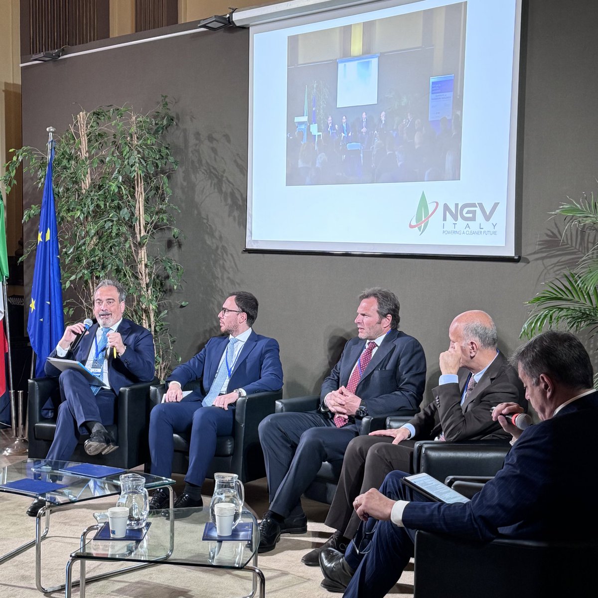 Il Presidente @pierogattoni oggi all’iniziativa di @ngvitaly, a Roma. 🗣️ “Il #biometano è uno strumento utile per il settore dei trasporti, immediatamente disponibile. Serve ripartire attraverso un nuovo Patto con l’industria 🇪🇺”
