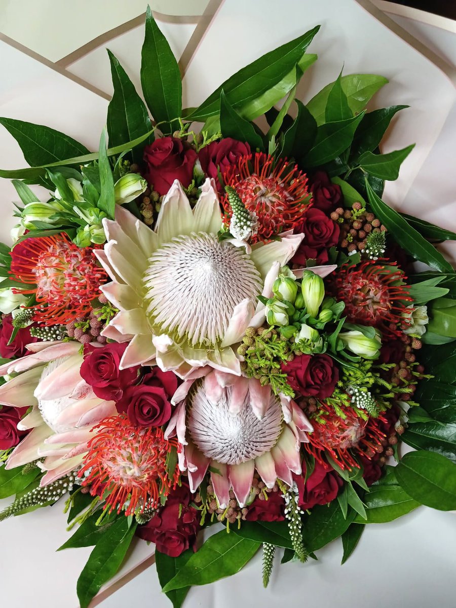 Beautiful cape mix bouquet. Flowers that will last over a month. Did you know you can use dry protea's to decorate your home? The king protea is the national flower of South Africa. Here is the link to our catalogue wa.me/c/27784744747 📱0784744747