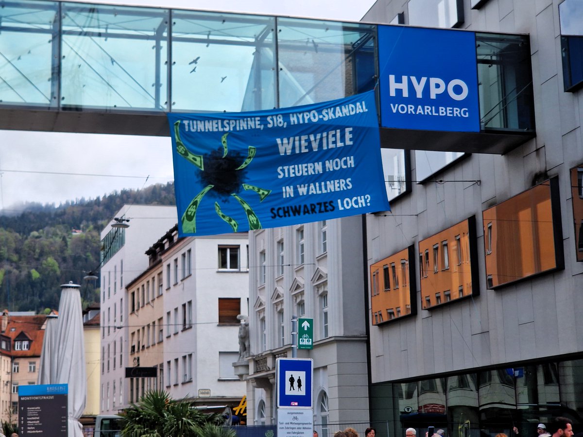 ++ BREAKING ++ Farbprotest bei der Hypo-Bank Vorarlberg 🎨 Mit unserem heutigen Protest adressieren wir Landeshauptmann Markus Wallner: Wir können uns Ihre politischen Fehlentscheidungen nicht mehr leisten! Wie viel Geld soll noch von Ihrem schwarzen Loch aufgesaugt werden? 🕳️💸