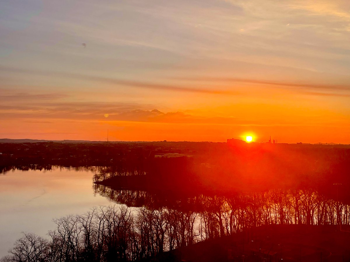 peterpayackpoet's tweet image. Not quite an #eclipse
but spectacular #multicolored
#Sunrise #Daybreak #Boston #Skyline #clouds
#Cambridge @ericfisher
@Pamelanbcboston
@ShiriSpear
@Met_CindyFitz @laabs
@weatherchannel @PeteNBCBoston
@NewEnglandInfo @sarahwroblewski
#followingnecn @antoinetteA
@Pamelanbcboston