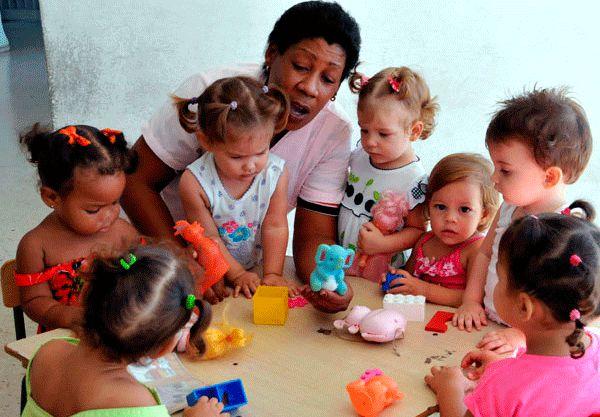 #Fidel 'Y en eso es en lo que más debemos pensar. en los niños de hoy, que son el pueblo de mañana. Hay que cuidarlos y velar por ellos como los pilares con que se funda una obra verdaderamente hermosa y verdaderamente útil.' Feliz día de la creación de los círculos infantiles.