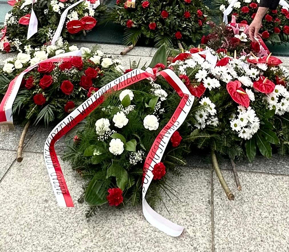 🇵🇱Cześć i chwała Bohaterom! Dziś 14. rocznica zbrodni smoleńskiej, w której zginął Śp Prezydent prof Lech Kaczyński z małżonką Marią i cała Polska delegacja, która miała uczestniczyć w uroczystościach upamiętniających Zbrodnię Katyńską. Dziś oddajemy hołd Bohaterom! 🇵🇱