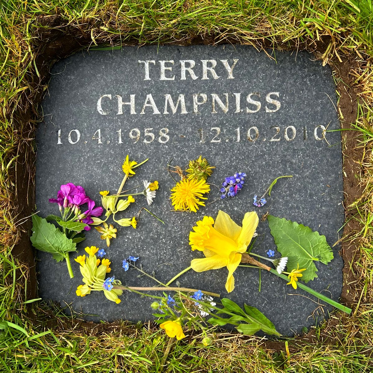 Dad would have officially been an O.A.P today! Happy birthday, old boy! This morning, Freddie and I had a walk down to the churchyard and on the way, picked some wild flowers so he could put them on his Grandad Terry’s grave. ❤️