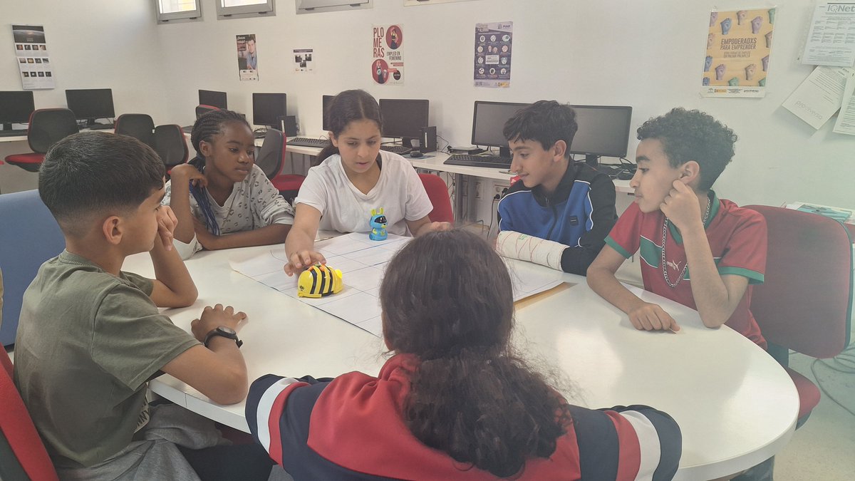 Este lunes tuvimos la visita del @CGArchidona para hacer un taller de Robótica con un grupo de #palmapalmillacaixaproinfancia y no lo pudimos pasar mejor!!! @Prodiversa @FundlaCaixa @PuntosVuela @Manuel_DT #Caixaproinfancia