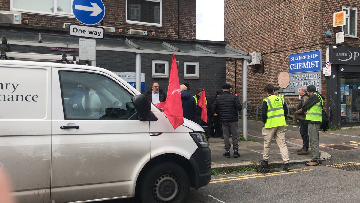 Sanctuary Housing workers on strike and back on the picket line today. Workers face real terms pay cuts some using food banks. Management refuse to 'recognise' Unite. CEO on £380,000 year. Surplus £101.3 million. Read more here: housingworkers.org.uk/readnews.html?… #ukhousing #housingworkers