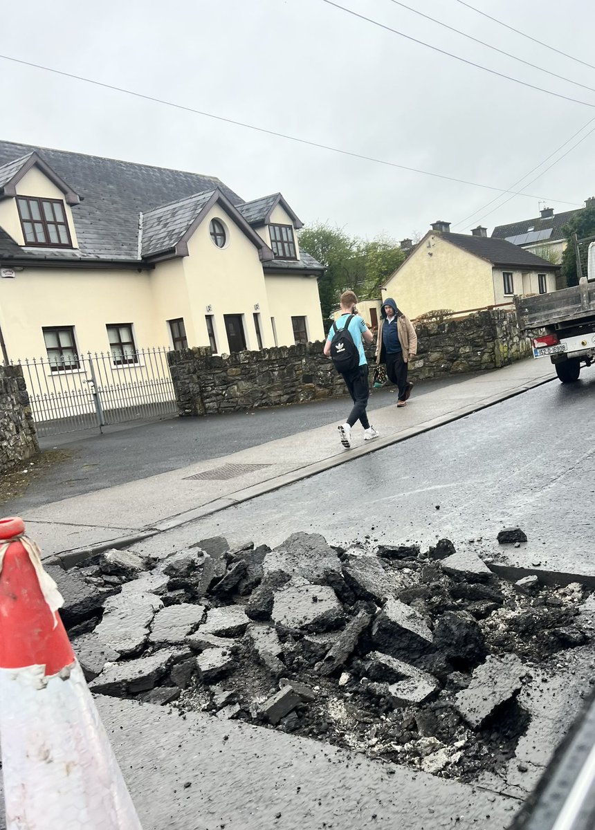 ⚠️ Road repairs taking place on the Old Cratloe Road today - be advised one way system is in place.