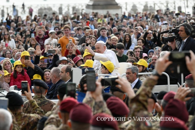 #PapaFrancesco 'Riscopriamo allora nel Vangelo la fortezza di Gesù, e impariamola dalla testimonianza dei santi e delle sante. Grazie!' #udienzagenerale tinyurl.com/5t5fstwz