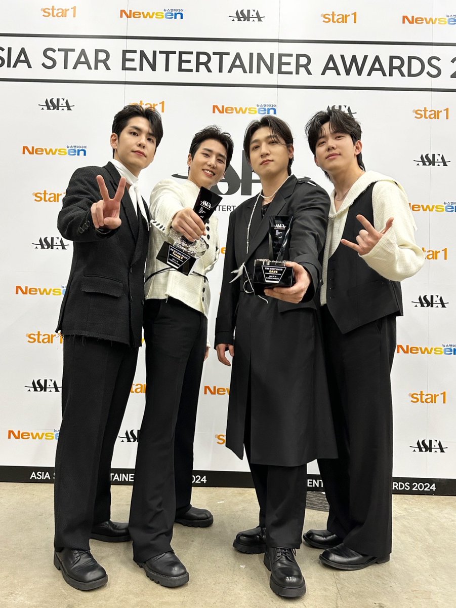 [ #DAY6_BEHIND ]

ASEA2024에서 들려온
감사한 수상 소식!👏

🏆THE BEST BAND (DAY6)
🏆THE BEST ROCK BALLAD (Young K)

Congratulations🎵
모두 참 대단해요🍀

#DAY6 #데이식스
#ASEA2024