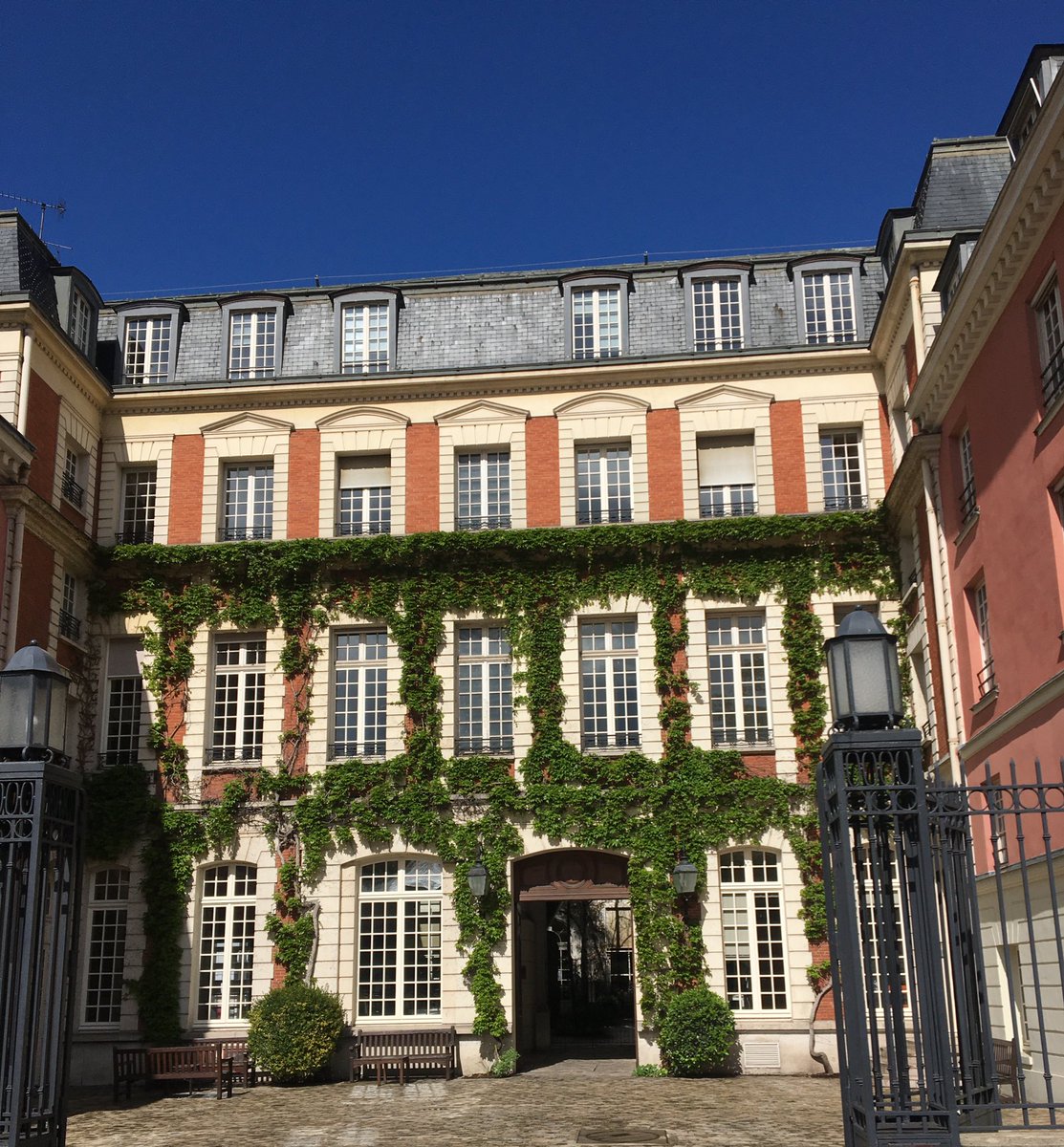 It was such a pleasure to present yesterday at the (beautiful) @dhiparis for the wonderful @UnePlusGrGuerre network. Thoroughly enjoyed the discussion and listening to Lisa Kirchner’s compelling presentation on Austria-Hungarian ego documents. Je vous remercie de m’avoir invitée!