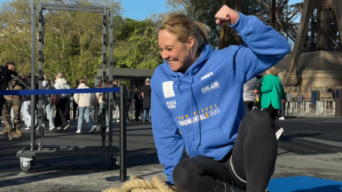 'C'est une warrior'. Anouk Garnier bat le record du monde de grimper de corde en atteignant le deuxième étage de la tour Eiffel france3-regions.francetvinfo.fr/paris-ile-de-f…