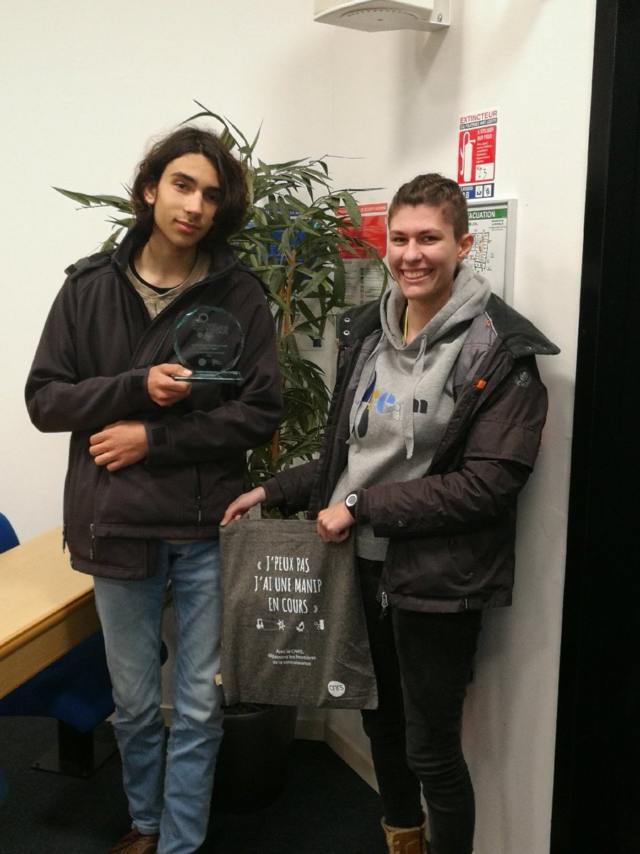Un grand bravo👏👏 à  Mario Taris Rojas  élève au lycée de la #VeniseVerte vainqueur du concours de l'année de la physique. "la physique ça sert à quoi ?" À la Rochelle.
