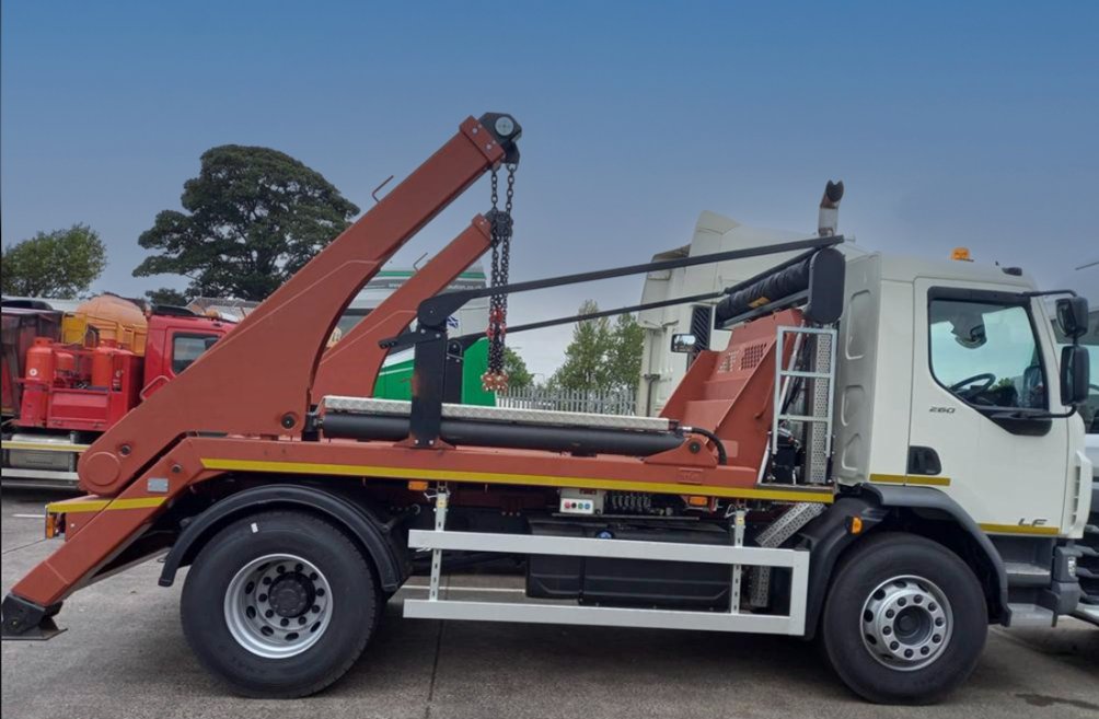 ** DAF LF 18T SKIP IN STOCK AVAILABLE NOW FOR IMMEDIATE UK WIDE DELIVERY** DAF LF260 18T Construction complete with Hyva Skiploader & Sheeting System in stock ready to go- - 0131 440 4100 - sales@lothiandaf.co.uk #LF #DAF #Stock #Skip #Hyva #ReadyToGo #lothiandaf