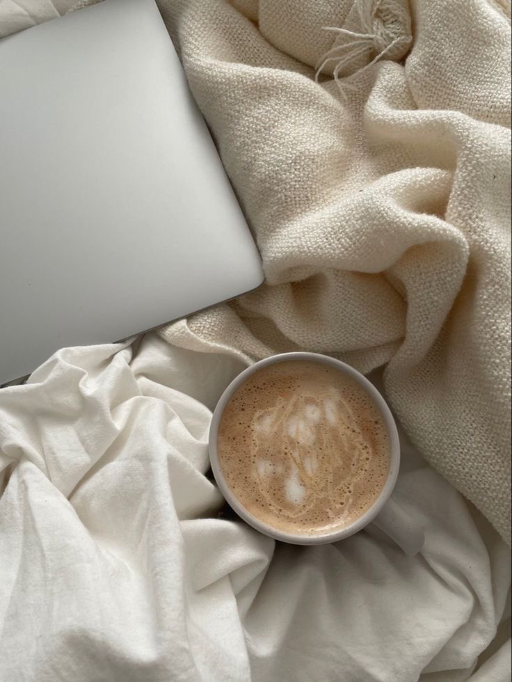 С утра я немного поработал, а сегодня мы опять куда-то идём. У меня скоро ноги отвалятся, но меньше ходить тут просто нереально, Рим очень красивый. Из окна автомобиля всю эстетику места не разглядеть.