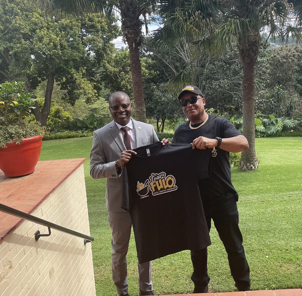 Hesi! Welcome to Canada’s Residence @KingJayZim . No protocol, just 2 former radio DJs chatting about ‘graze’ in Harare.👏again on #TeamFulo’s success with 🇿🇼food & people! Bienvenue à 🇨🇦🏡 KingJay. Protocole de côté, 2 ex-animateurs de radio autour d’un café.👏TeamFulo!🇨🇦🇿🇼❤️🥘