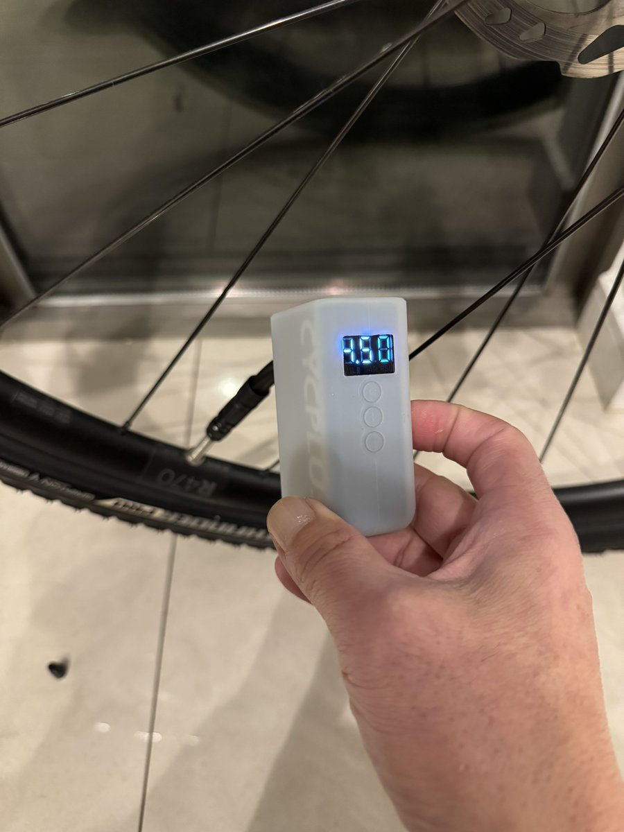 YuppiBlues's tweet image. CYCPLUSの電動ポンプ来た♪ やっぱ便利ね☺️飛行機輪行する時一応空気抜いてるから、小さいポンプでシュポシュポするの大変だったの🥺 これで楽になるわ〜☺️ #CYCPLUS