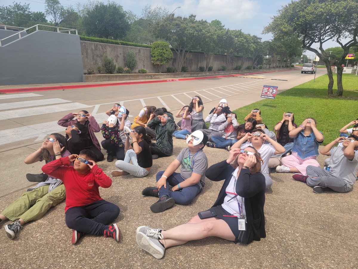 The oooohs and aaaahs was so amazing to hear.  RACD STARS  observed some totally cool Science today.  #safetyfirst #2024solareclipse @RichardsonISD