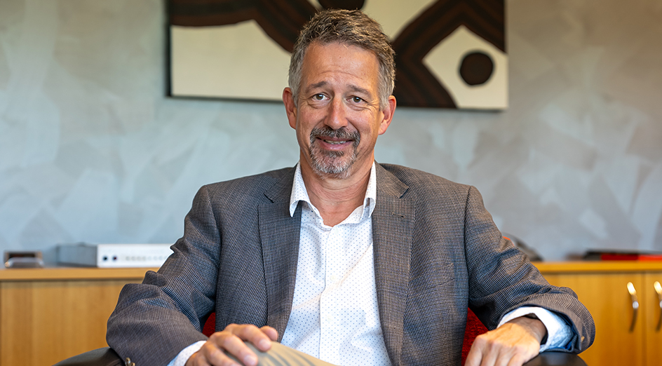 🔭 🌌 Meet the new Executive Director of <a href="/ICRAR/">ICRAR</a>. Professor Simon Ellingsen was born on the same day as Neil Armstrong’s historic moon landing and has had a lifelong fascination with space. 🌑 🛰️   #UWA <a href="/UWAresearch/">UWA Research</a> 
bit.ly/3VPzc99