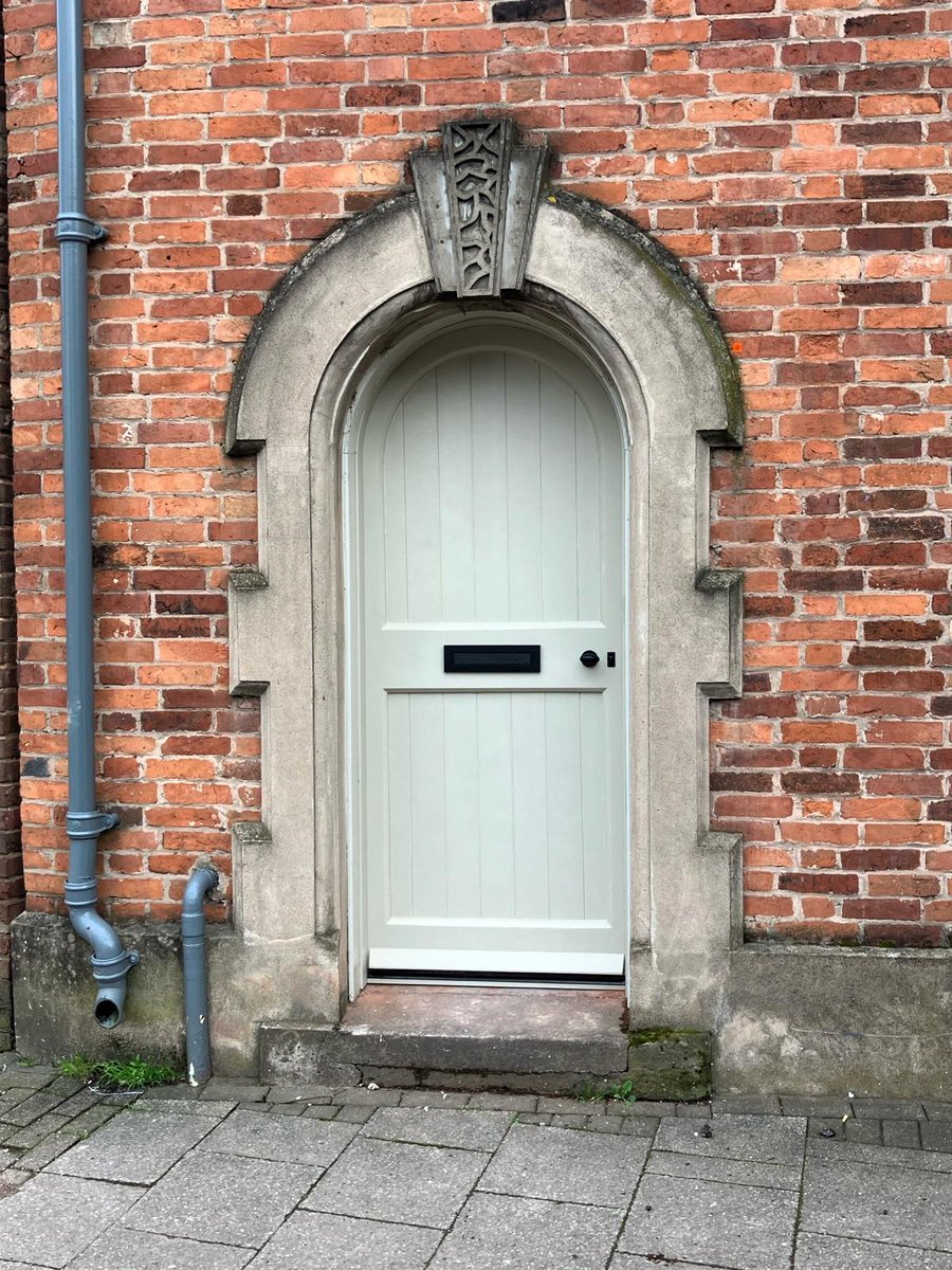 We recently restored this beautiful door and manufactured a new curved frame, as part of @paveawaysltd and @StaffordshireCC  project on Staffordshire History Centre.
Follow these accounts 👆 for updates on this exciting project!
🖌️ Zinsser AllCoat in 'Dancing Dolphin'
