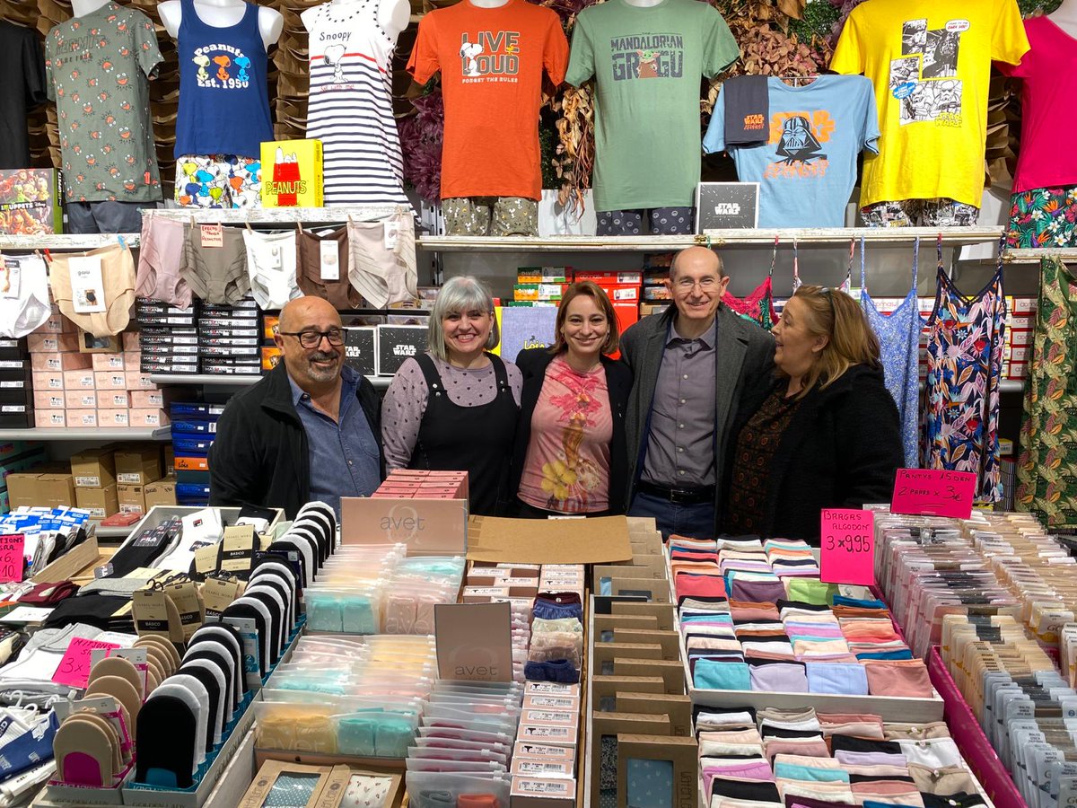 Avui el director genral de Comerç
@Jordi_Torrades  i la directora del
<a href="/ccamcat/">Comerç, artesania i moda</a>, <a href="/agnesrussinol/">Agnès Russiñol i Amat</a> han visitat <a href="/mercatstantoni/">Mercat Sant Antoni</a>  <a href="/EncantsStAntoni/">EncantsSantAntoni</a>, mercat de referència a Catalunya i al món.

<a href="/StAntoniComerc/">Sant Antoni Comerç</a>