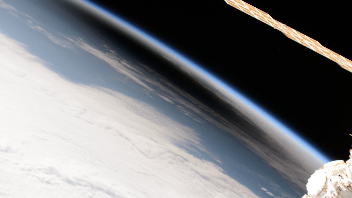 esa's tweet photo. The Moon's shadow covering portions of Canada and the USA during the #SolarEclipse2024 as seen from the International @Space_Station on 8 April 2024.
🔗https://t.co/I68xn0xgxJ #MoonShadow https://t.co/RfKRP0yOKL