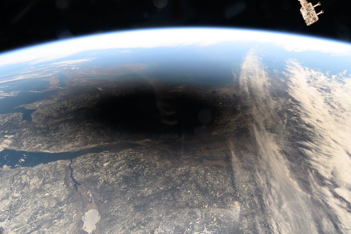 The Moon's shadow covering portions of Canada and the USA during the #SolarEclipse2024 as seen from the International @Space_Station on 8 April 2024. 🔗flic.kr/s/aHBqjBkQGq #MoonShadow