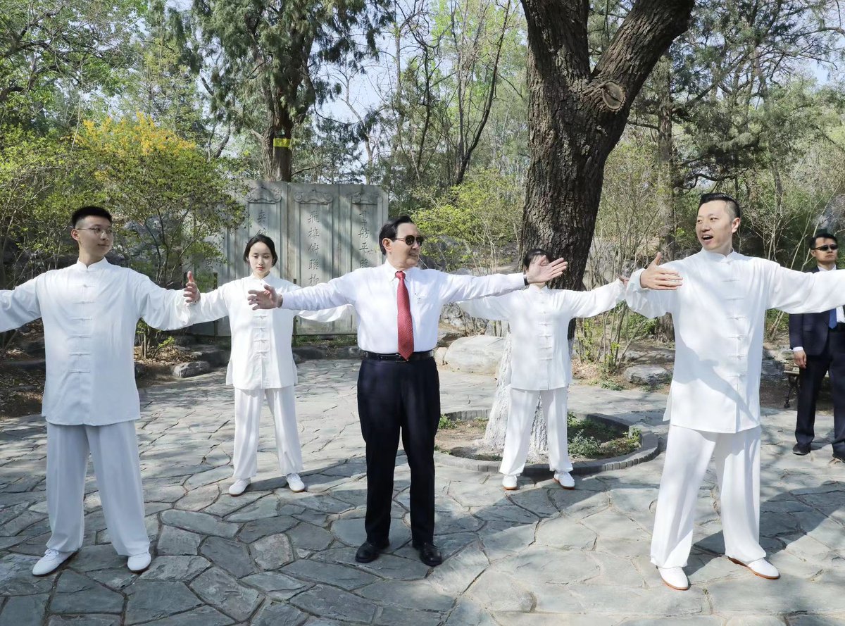 Mr. Ma Ying-jeou got a taste of #TaiChi by the #WeimingLake during his #PKUCampus tour, with none other than world champ Chai Yunlong from the #PKU Department of PE showing how it's done!