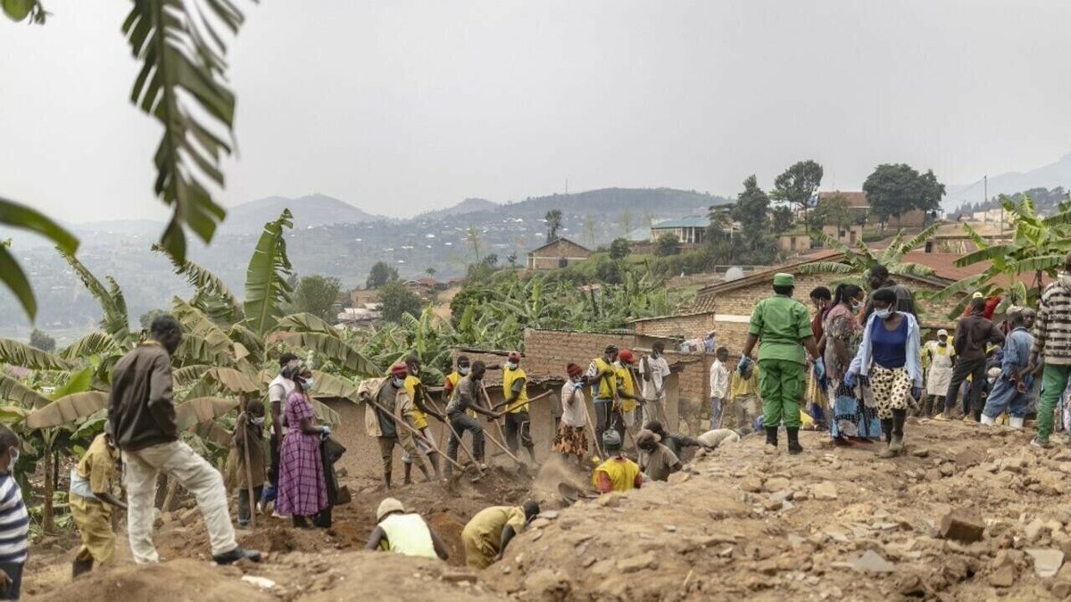 🇷🇼 30 ans après le génocide au #Rwanda, toutes les générations sont encore marquées, même celle née après 1994. Rescapés, anciens bourreaux, enfants, chacun porte en lui une part de traumatisme ➡️ Un @ReportageRFI de @LucieMouillaud et @AmelieTulet 👇 go.rfi.fr/ZlK