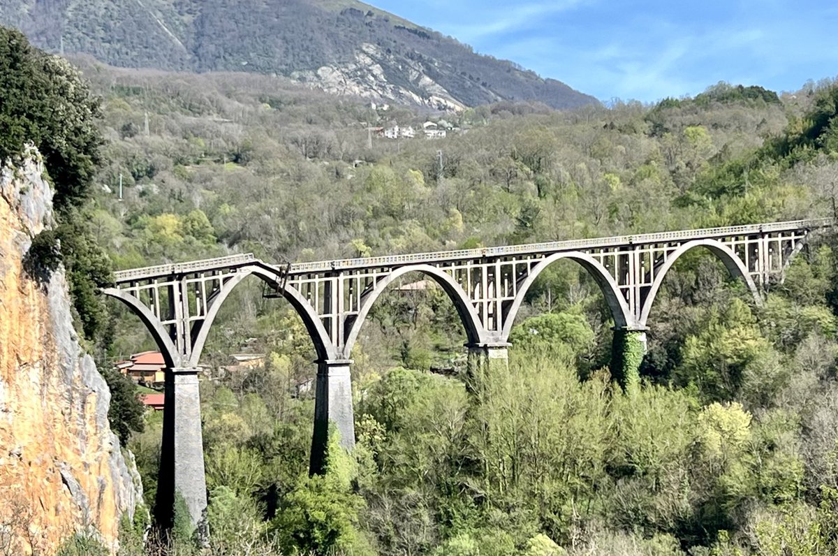 🇮🇹 Visiting a lost Italian railway… Population decline or war didn't close the Lagonegro-Spezzano line - but a ‘slow earthquake’. 📍maps.app.goo.gl/jkuvr74QGqsih8… Metre guage, 104km, rack, open 1930-1950s when the mountain moved... ⬇️🔗 🎓Wiki: de-m-wikipedia-org.translate.goog/wiki/Bahnstrec…