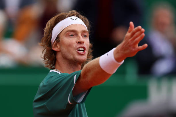 🎢 Extrañísimo el presente de Andrey Rublev. En Australia brilló; de no ser por los puntos importantes, podría haberle robado dos sets al campeón (Sinner). Luego, el lío en Dubái... Desde entonces, 3 derrotas en 4 partidos (Indian Wells, Miami y Montecarlo). ¿Mini alarma?