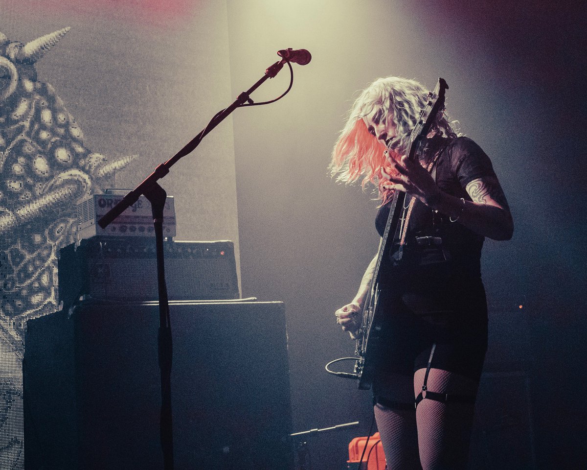 'You see all these long-haired metal dudes shredding through Orange amps on these giant stages, and I'm like... ME F*CKIN' TOO, DUDES!' - Nikki Pickle, bassist for @thewitchfingers. Catch them at this year’s Desertfest London - have you got your tickets yet?? 📸: Jen Z