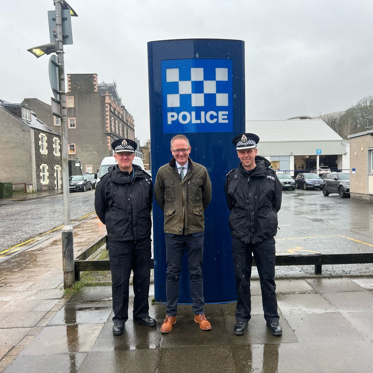 👮 Great to catch up with Chief Inspector Stuart Fletcher in Galashiels recently. Due to SNP funding cuts, frontline officers are under extreme pressure but continue to do a fantastic job at keeping the Scottish Borders safe. Thank you for your hard work! @PSOSBorders