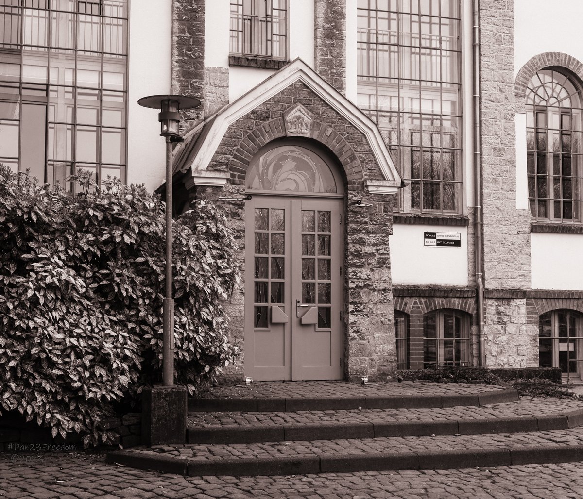 📷 1/100 sec at f/13, ISO 320, 40 mm prime #dan23freedom
#germany #nordrheinwestfalen #urbanphotography #urbanexploration #exlore #walk #monochrome #ilovetrees #historicalbuilding #historicarchitecture #education #school