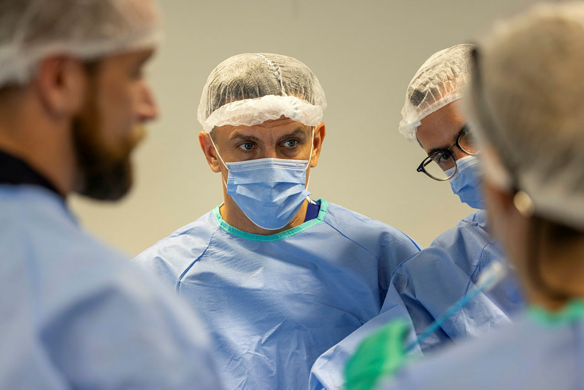 DefenceHQ's tweet photo. Ukrainian surgeons have worked with UK military surgeons to ensure better outcomes for casualties. 

@DMS_MilMed and @RCSnews invited 🇺🇦 surgeons to attend a medical training course. They gained insight into 🇬🇧 training &amp; shared their combat surgery expertise. 

#StandWithUkraine https://t.co/Ru3NMCzVai