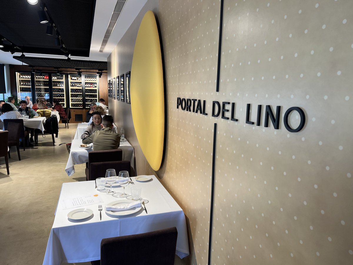viajeros30's tweet photo. 💙 El Portal de Lino

Continuamos con un local elegante de carta muy variada y productos de temporada y calidad. El menú degustación es una pasada y está muy bien de precio ¡recomendadísimo! La oreja frita me pareció lo más 🙋‍♀️

#Salamancaparacomersela https://t.co/ZvV6bUdRMp
