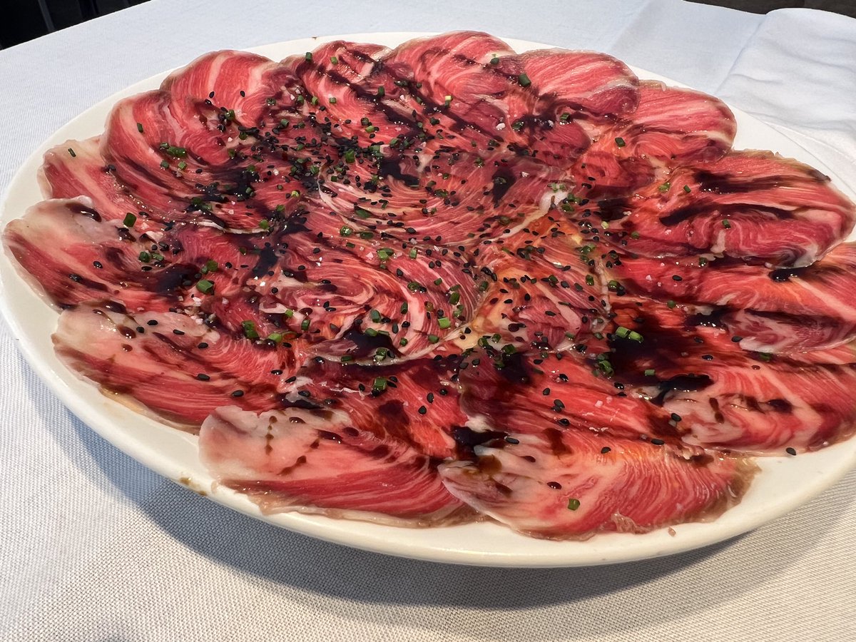 viajeros30's tweet photo. 🧡 Lilicook Gastrobar

Es la segunda vez que pruebo este gastrobar a pocos metros de la Plaza Mayor. Dicen que aquí se hace alta cocina en miniatura y ¡no puedo estar más de acuerdo! 

El carpaccio y las alcachofas me supieron a gloria ☺️

#SalamancaparaComérsela https://t.co/In0b2zoiNm