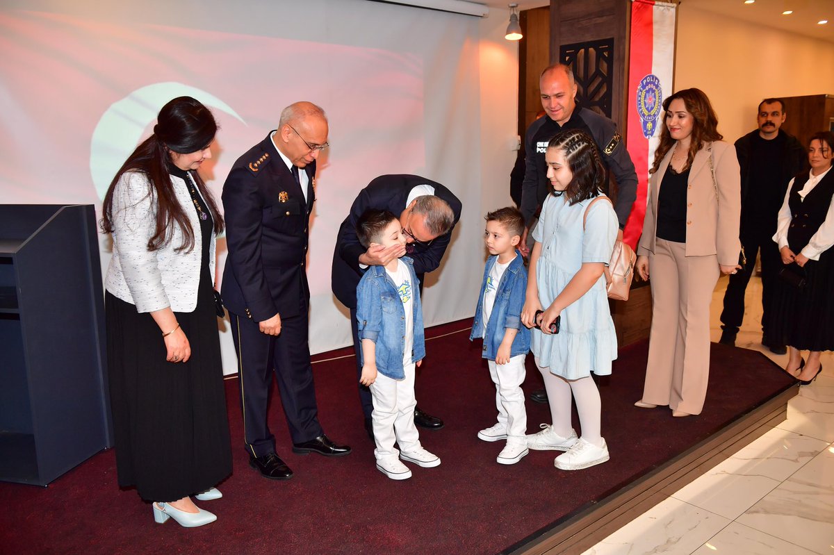 Türk Polis Teşkilatı’nın 179. Kuruluş Yıl Dönümü ve Ramazan Bayramı münasebetiyle #Diyarbakır İl Emniyet Müdürlüğümüzü ziyaret ettik. Tüm personelimizin Polis Haftasını ve Ramazan Bayramı'nı kutluyor, özverili çalışmaları için teşekkür ediyor üstün başarılar diliyorum