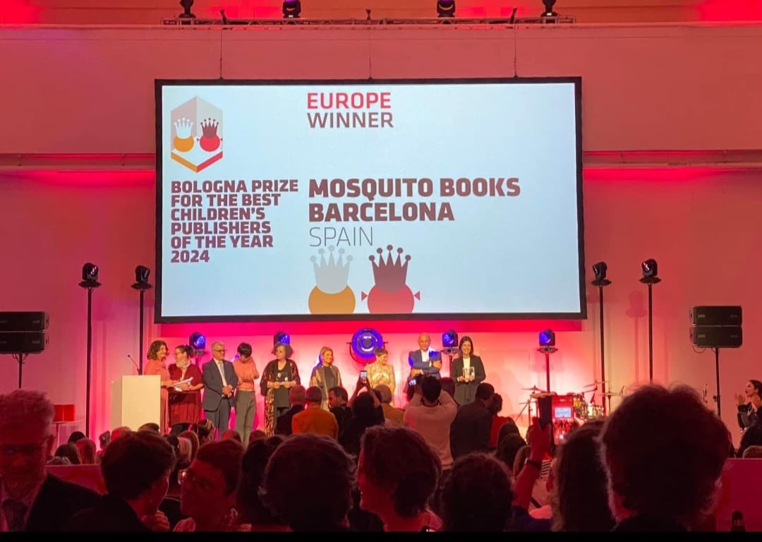 La editorial española @Mosquito_Books ha sido premiado como la Mejor Editorial Europea 2024 en su sector de libro ilustrado para niños y jóvenes en la @BoChildrensBook. ¡Enhorabuena! 👏🏼 #BCBF24