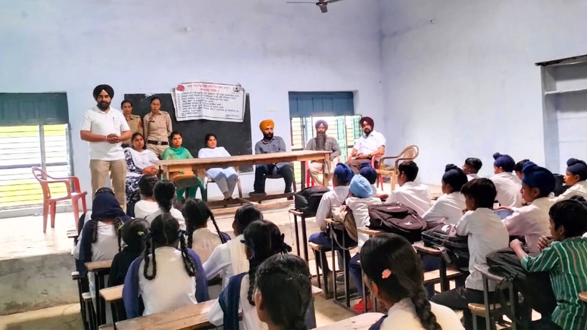 #ShaktiHelpdesk of Batala Police held an awareness seminar at Govt. Sr. Sec. school, Bhagowal. Students were given awareness about women rights, cyber crime, drug abuse & Saanjh services. #SaanjhShakti