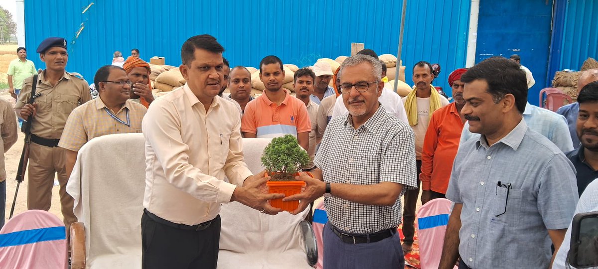 Shri Sanjeev Chopra, Secretary, Department of Food and Public Distribution today visited Akhoda PACS at Rohtas, Bihar. 

#FoodForAll #FoodSecurity